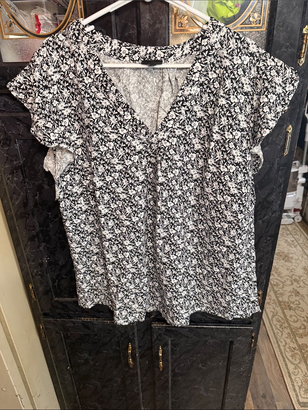 Jones New York Black and White Floral V-Neck Blouse